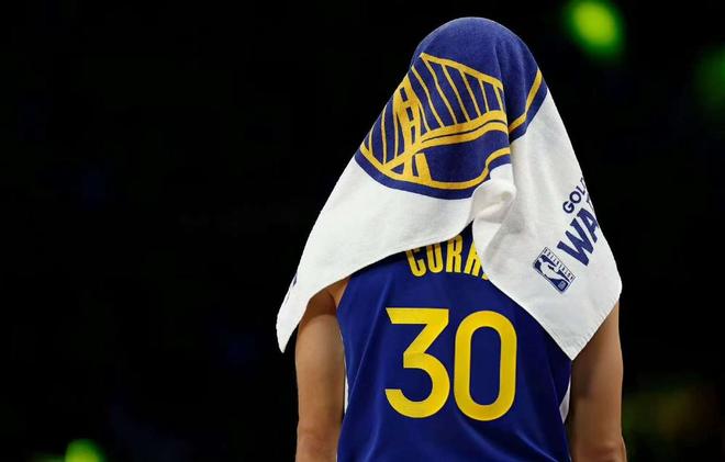 打崩了，雷霆24分大胜勇士！库里生涯首次恶犯，亚历山大28+11