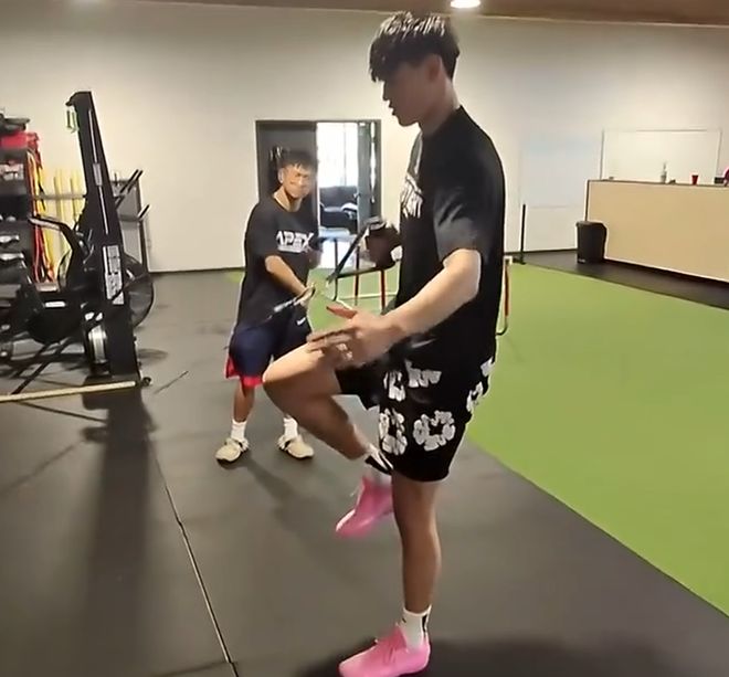 曾凡博赴美動態(tài)更新！已在當(dāng)?shù)鼗謴?fù)一周，月底將前往籃網(wǎng)報到！