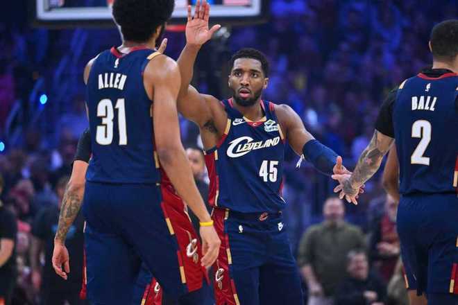 約基奇?zhèn)＞蚪鹉┕?jié)崩盤被騎士逆轉(zhuǎn) 米切爾33分穆雷34+6+7