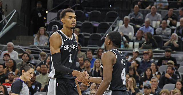 福克斯:文班会成为历史最佳之一 我们要帮他多赢球