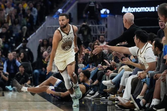 库里31+6三分勇士大胜爵士终结3连败 希尔德20分巴特勒准三双