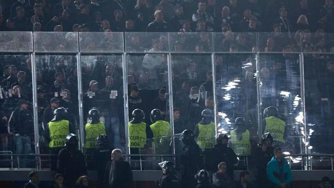 每体:法兰克福球迷有1000人无门票想混进场,被安保当时驱离