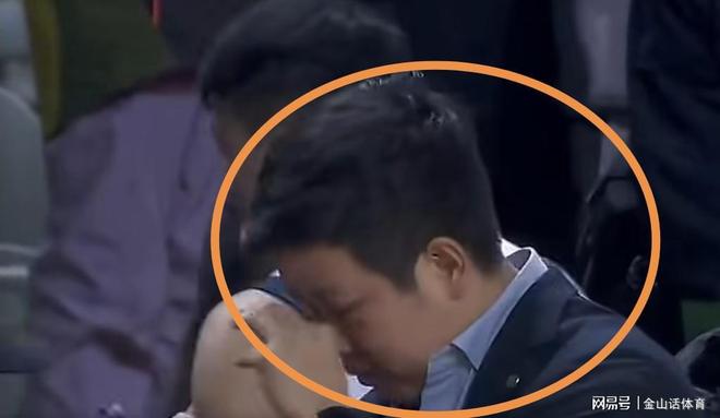21连败！外援没工资拒赛，主帅赛后抹眼泪，名记提出“解套”办法