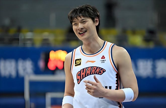 20分钟！轰24分18板，王哲林找到争冠好帮手 卢伟乐开了花