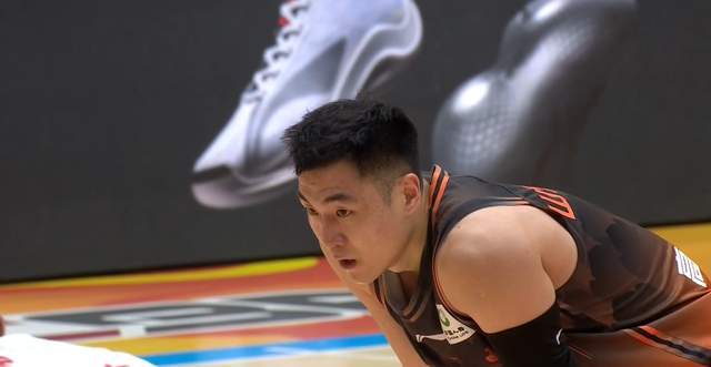 僥幸過關!山東3分險勝魚腩,高詩岩爆發,郭艾倫啞火,差距真大