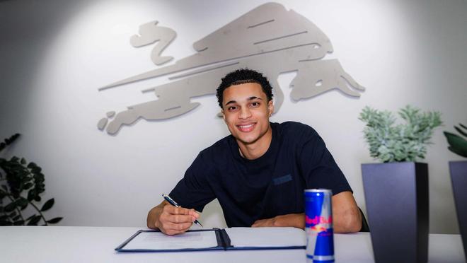 官方：莱比锡签下埃因霍温18岁边锋托马斯，双方签约至2031年