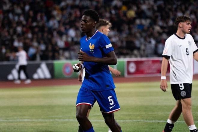 队报：巴黎17岁后卫恩兰杜可能加盟拜仁，球员合同今夏到期