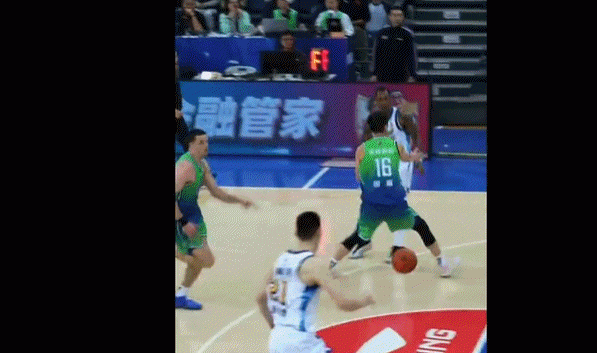 CBA再現蓄意傷人！白邊遭惡漢暴力拉拽頸部，滬迷：阿日下手輕了