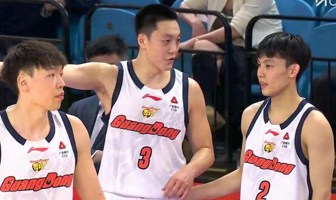 廣東男籃後場雙槍低迷，高詩岩搶斷榜隊史第一，鄒陽12秒砍7分！