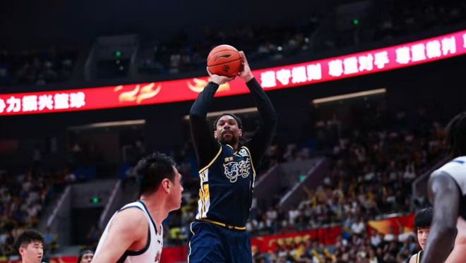 廣東男籃最新動態！杜峰回懟記者發言引不滿，胡明軒被批不配頂薪，徐傑狀態回歸