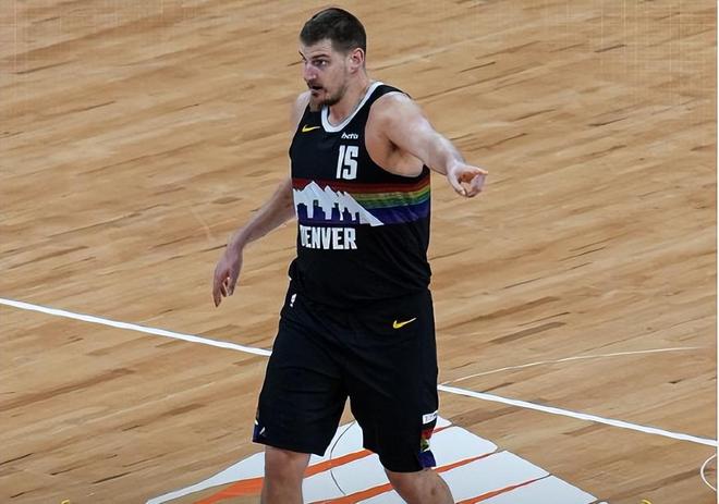 逆天：约基奇一人得分比快船首发阵容总和还多，哈登并不值得同情