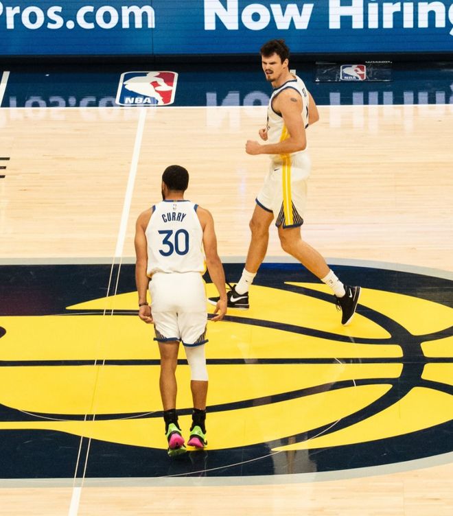 被11分逆转！库里下半场10中2+3失误成罪人 老萌神沦为杰克逊背景