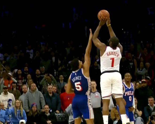 球队困境还遭黑!哈登绝杀被打手却被裁判无视,赛后一幕让人心疼