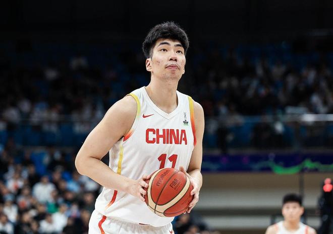 中国男篮险胜欧洲劲旅！余嘉豪16+10统治内线，小张镇麟惊艳全场