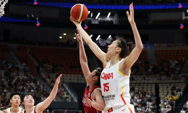 中國女籃全力擊敗新西蘭！宮魯鳴拒絕輸球，雙塔爆發，CCTV5直播