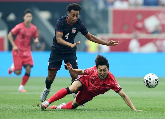 韩媒：韩国国脚李在城腿筋受伤离开国家队，提前返回美因茨