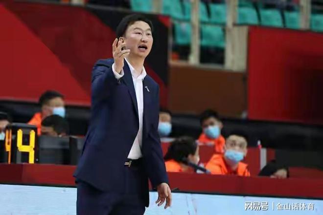 不服不行！3年前他急流勇退，如今率队进4强，“老东家”却成烂队