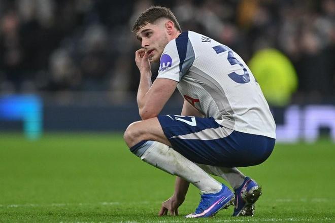 記者：備戰(zhàn)法蘭克福賽前，范德芬和波羅缺席熱刺今天的訓(xùn)練