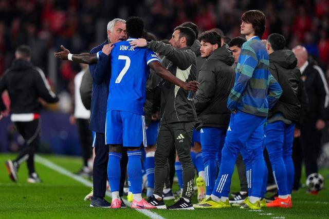 穆里尼奧染紅離場(chǎng)！皇馬客場(chǎng)1-0險(xiǎn)勝本菲卡！維尼修斯遭種族歧視