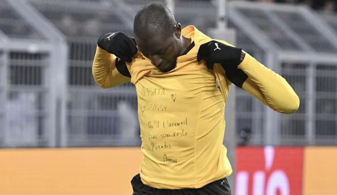 悼念親屬，吉拉西的內襯上寫著“愿他在廣闊的天堂里歡迎你”