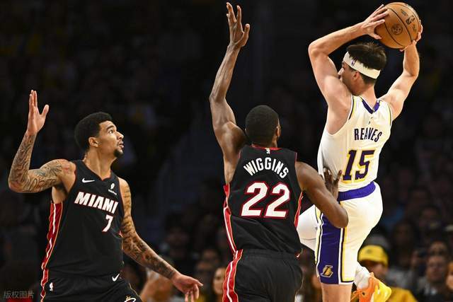 打瘋了！湖人火力全開(kāi)一度領(lǐng)先18分：東契奇16+6，詹姆斯樂(lè)開(kāi)花