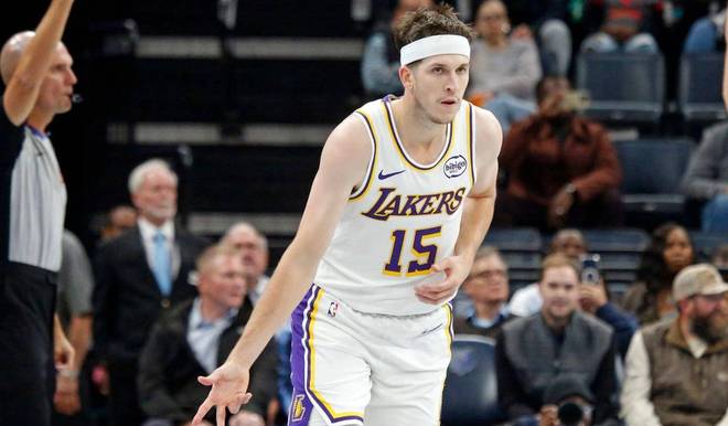 教練授旗+專家喊話！里夫斯31+9逼宮湖人，詹姆斯球權(quán)要得回去嗎