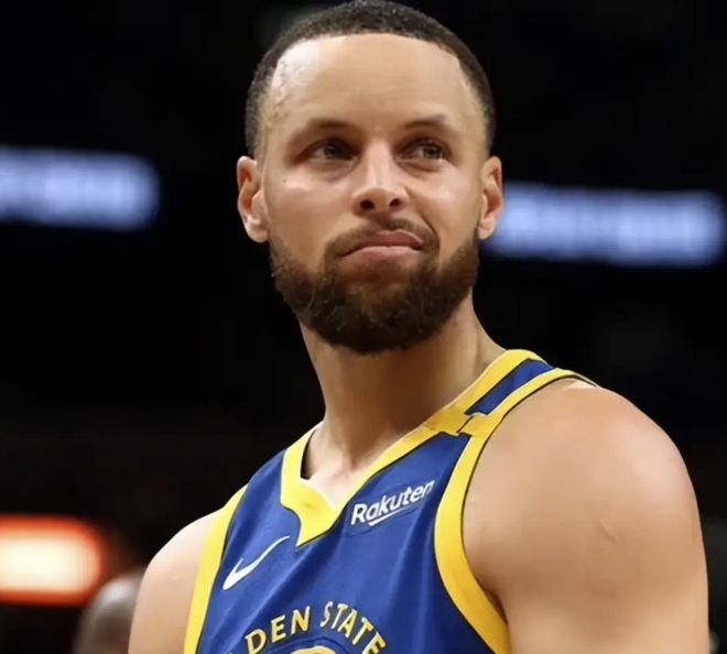 库里挑衅马刺主场2万球迷!霸气微笑让他们大声点,随后绝杀比赛