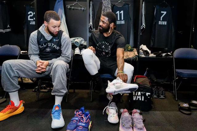 球鞋博主：安踏给库里团队送了球鞋，包括欧文2代签名鞋