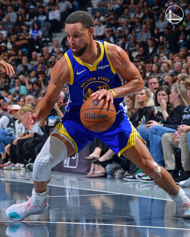 库里49+4福克斯失绝杀勇士再胜马刺,巴特勒21+8文班亚马26+12+4