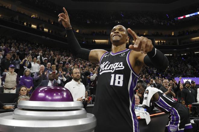 威少13+10+14,里程碑之夜被嘲笑刷数据!兰德尔满脸坏笑说了啥?