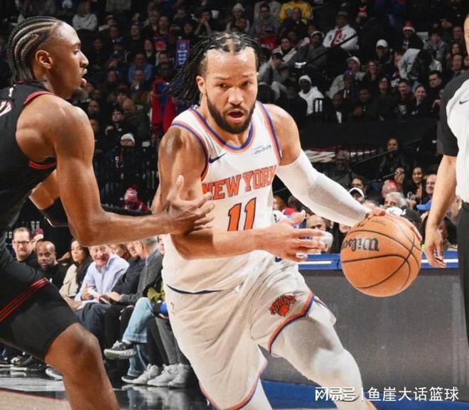 尼克斯拒逆轉(zhuǎn)！恩比德38+11不滿吹罰，布倫森31+6犯錯，裁判搶戲