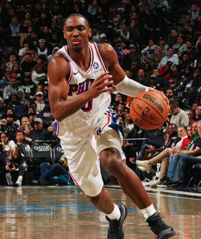 馬克西開季強(qiáng)勢，率76人客場大勝籃網(wǎng)