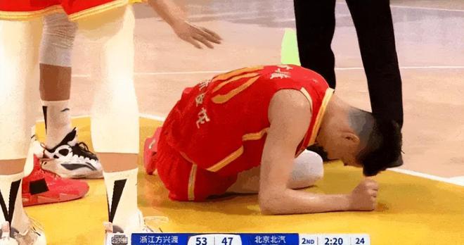 鐵人！朱俊龍雙腳一同崴傷仍堅持鏖戰 名嘴：從走路看還是受影響