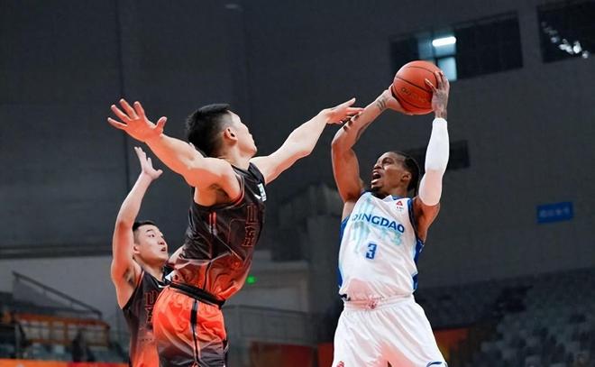CBA齐鲁德比前瞻：山东客场遇克星，三连败危机笼罩邱彪？