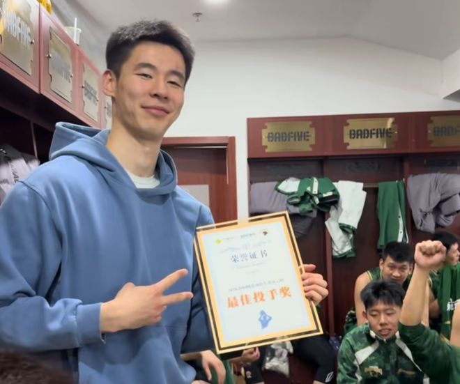 勝江蘇更衣室！郭昊文所羅門獲獎，黃榮奇拿金鏈子歡呼，氛圍極佳