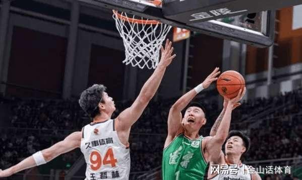 重情重義！遼滬戰(zhàn)看臺(tái)現(xiàn)巨幅海報(bào)，客隊(duì)一球員罰籃，觀眾集體噤聲