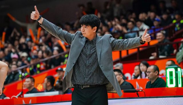 山東男籃VS新疆！邱彪沖擊2連勝，高詩(shī)巖爆發(fā)，央視直播