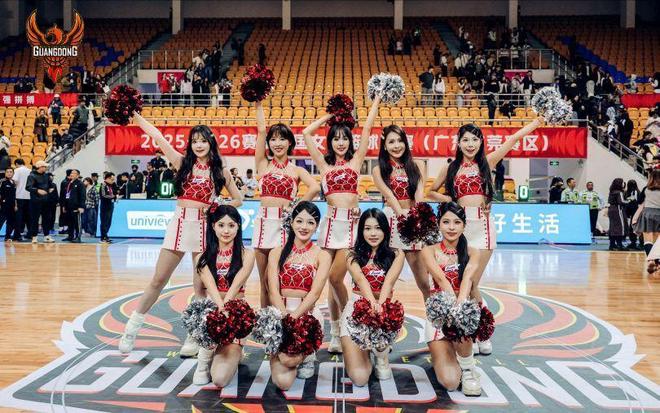 CBA啦啦隊(duì)賽場(chǎng)起舞，如柳絮飄下，一群白天鵝圍著霞光盡情舞唱！