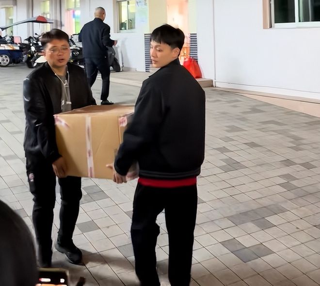 徐杰買年貨回家探望父母！隨后前往男籃報到，無緣與上海的淘汰賽