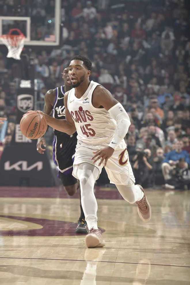 米切爾33+8騎士險勝國王升第五 莫布利29+13+8小薩24+16+6