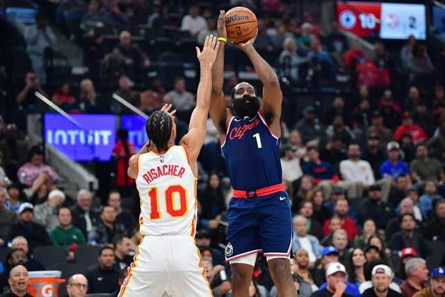 快船連丟2次絕平機(jī)會，全隊(duì)士氣低落離場，誰注意哈登的舉動