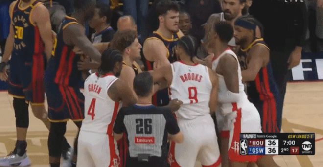 火勇大规模冲突：库里倒地比“耶”嘲讽 狄龙追梦推搡3人均吃T