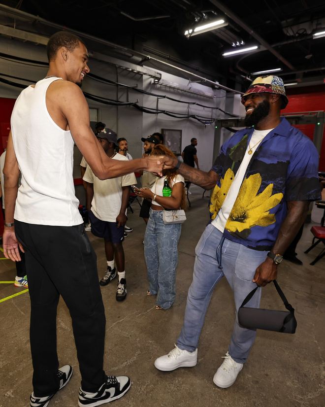 觀戰夏聯比賽相遇！NBA官方曬文班亞馬和詹姆斯握手合影