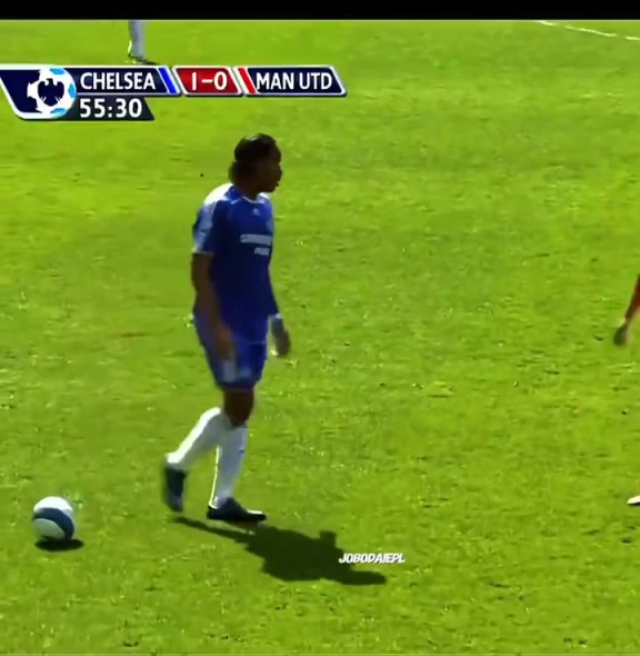 当年切尔西v曼联这一幕太经典，德罗巴、鲁尼，还有替补上场C罗
