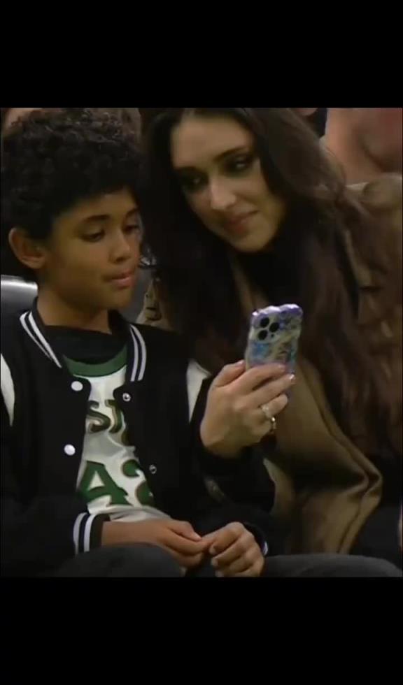 风情万种 霍福德老婆跟孩子交流,美人哦! 风情万种 霍福德老婆跟孩子交流,美人哦!