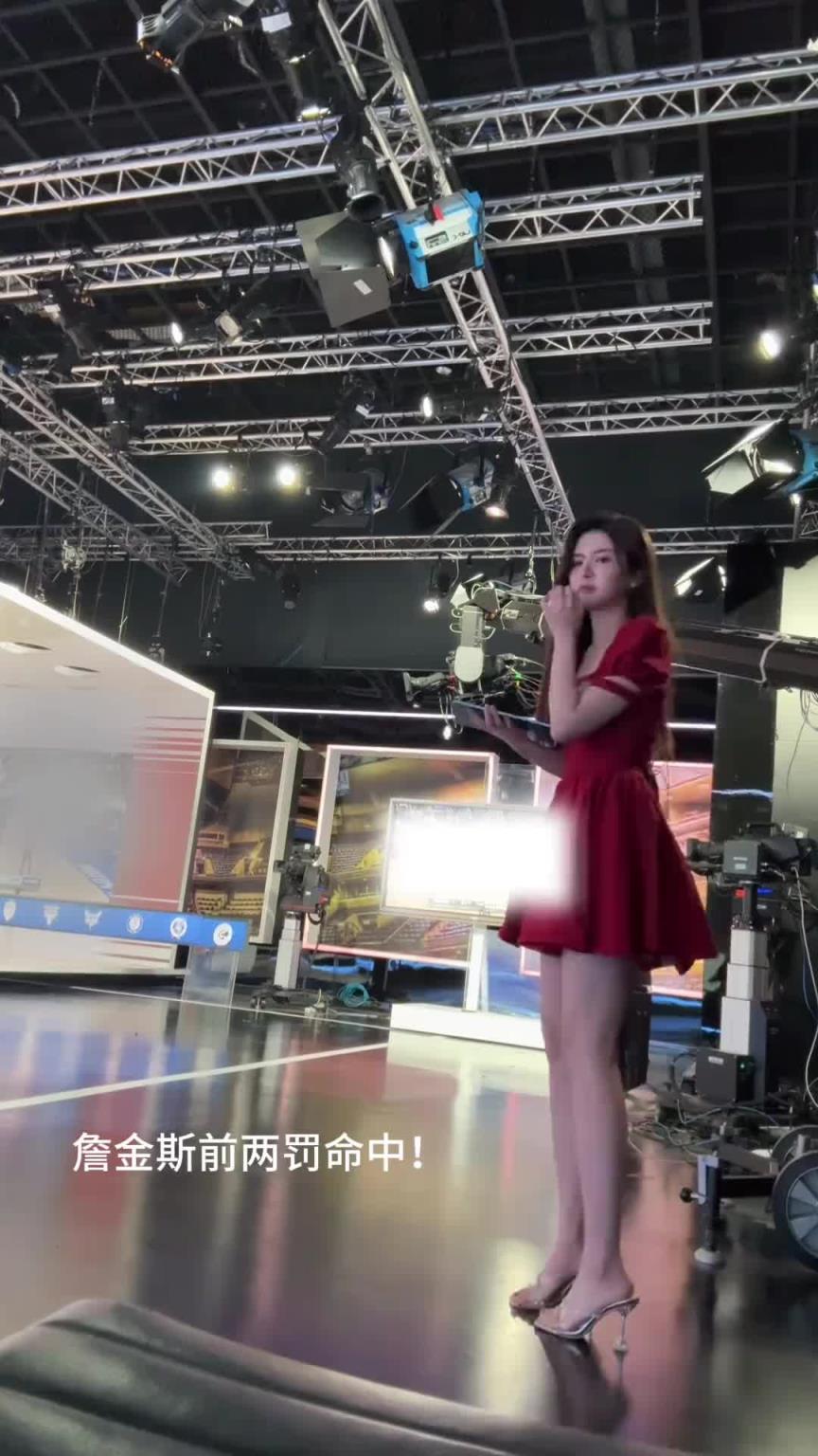 大长腿女主持炼炼此前晒沉浸式观战骑士vs活塞双加时 大长腿女主持炼炼此前晒沉浸式观战骑士vs活塞双加时