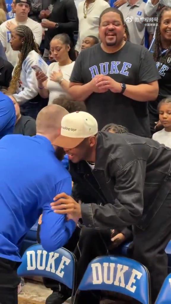 当年的CP4都这么大了!保罗带着儿子观看杜克比赛 当年的CP4都这么大了!保罗带着儿子观看杜克比赛