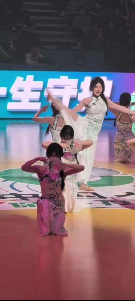 旗袍无敌!CBA全明星赛赛前美女拉拉队宝贝优雅表演 旗袍无敌!CBA全明星赛赛前美女拉拉队宝贝优雅表演