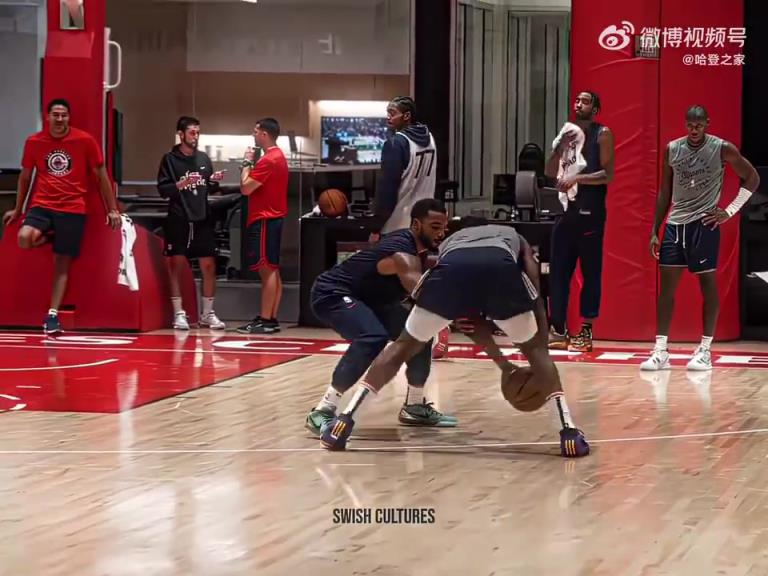 此前快船队内单挑哈登这单打动作也太丝滑了! 此前快船队内单挑哈登这单打动作也太丝滑了!