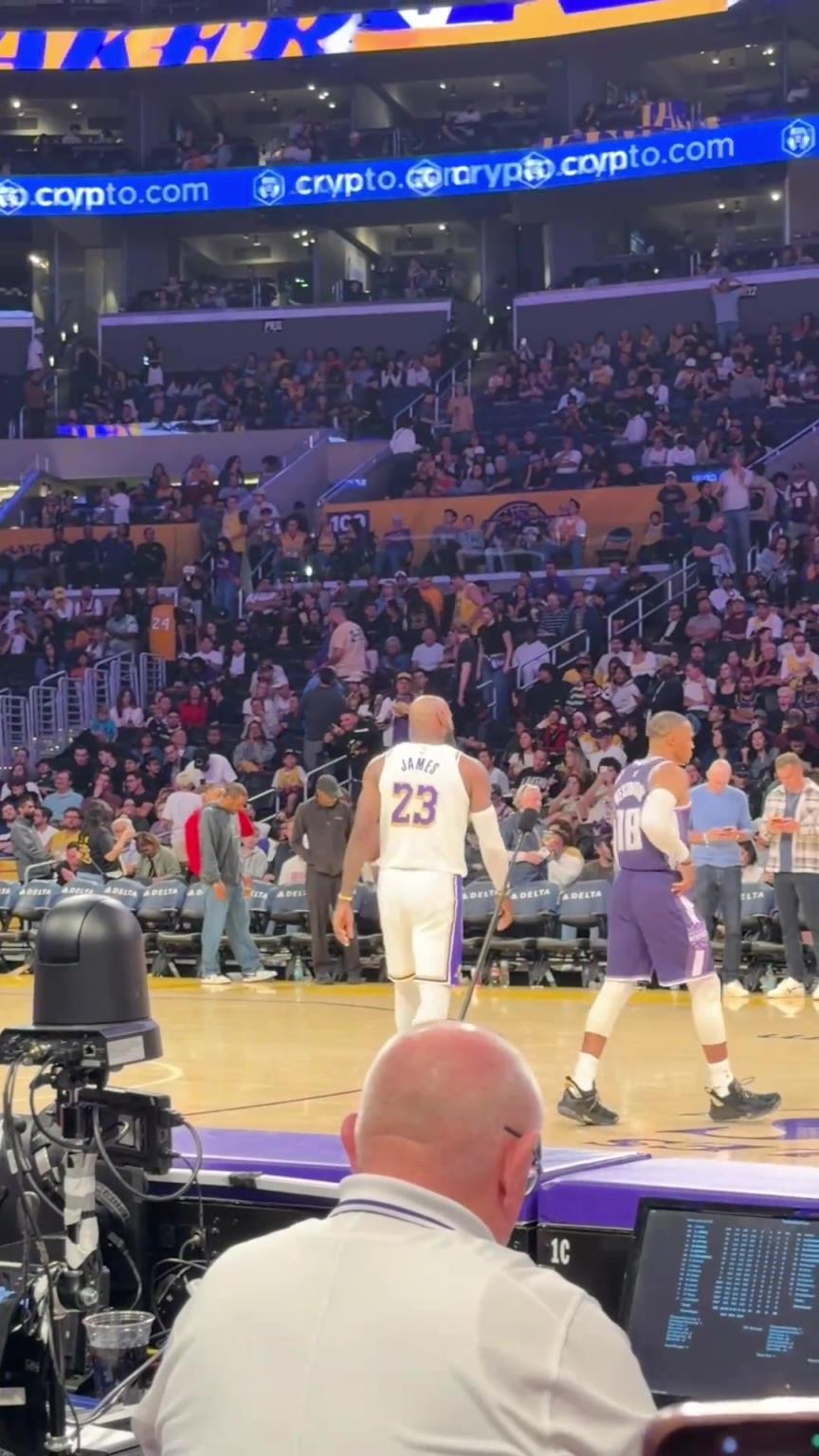 真爱粉无疑!女明星宋雨琦在洛杉矶现场观看詹姆斯比赛 真爱粉无疑!女明星宋雨琦在洛杉矶现场观看詹姆斯比赛